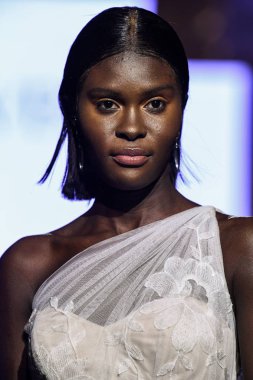 New York, Ny - 13 Nisan: New York Moda Haftası'nda Watters Bahar 2020 gelinlik moda koleksiyonu sırasında bir model podyumda yürüyor: Gelinlik Nisan'da 13, 2019 Nyc.