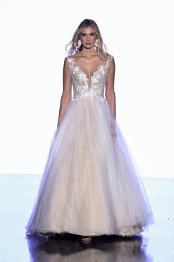 New York, Ny - 13 Nisan: New York Moda Haftası'nda Watters Bahar 2020 gelinlik moda koleksiyonu sırasında bir model podyumda yürüyor: Gelinlik Nisan'da 13, 2019 Nyc.