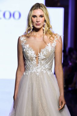 New York, Ny - 13 Nisan: New York Moda Haftası'nda Watters Bahar 2020 gelinlik moda koleksiyonu sırasında bir model podyumda yürüyor: Gelinlik Nisan'da 13, 2019 Nyc.