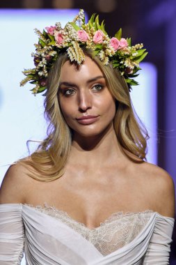 New York, Ny - 13 Nisan: New York Moda Haftası'nda Watters Bahar 2020 gelinlik moda koleksiyonu sırasında bir model podyumda yürüyor: Gelinlik Nisan'da 13, 2019 Nyc.