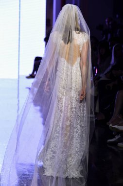 New York, Ny - 13 Nisan: New York Moda Haftası'nda Watters Bahar 2020 gelinlik moda koleksiyonu sırasında bir model podyumda yürüyor: Gelinlik Nisan'da 13, 2019 Nyc.