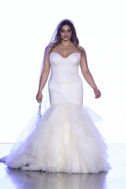 New York, Ny - 13 Nisan: New York Moda Haftası'nda Watters Bahar 2020 gelinlik moda koleksiyonu sırasında bir model podyumda yürüyor: Gelinlik Nisan'da 13, 2019 Nyc.