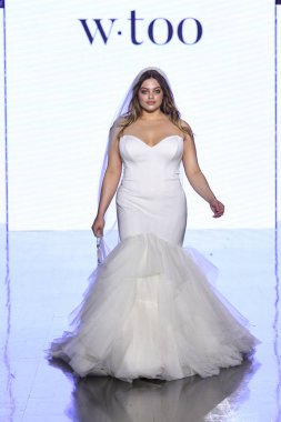 New York, Ny - 13 Nisan: New York Moda Haftası'nda Watters Bahar 2020 gelinlik moda koleksiyonu sırasında bir model podyumda yürüyor: Gelinlik Nisan'da 13, 2019 Nyc.