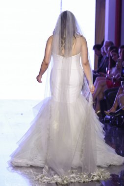 New York, Ny - 13 Nisan: New York Moda Haftası'nda Watters Bahar 2020 gelinlik moda koleksiyonu sırasında bir model podyumda yürüyor: Gelinlik Nisan'da 13, 2019 Nyc.