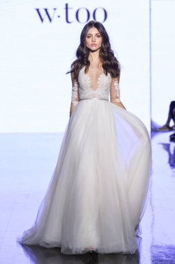 New York, Ny - 13 Nisan: New York Moda Haftası'nda Watters Bahar 2020 gelinlik moda koleksiyonu sırasında bir model podyumda yürüyor: Gelinlik Nisan'da 13, 2019 Nyc.