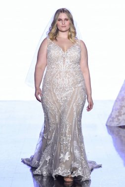 New York, Ny - 13 Nisan: New York Moda Haftası'nda Watters Bahar 2020 gelinlik moda koleksiyonu sırasında bir model podyumda yürüyor: Gelinlik Nisan'da 13, 2019 Nyc.