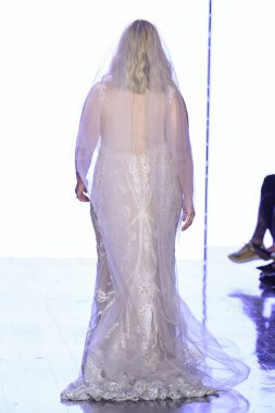 New York, Ny - 13 Nisan: New York Moda Haftası'nda Watters Bahar 2020 gelinlik moda koleksiyonu sırasında bir model podyumda yürüyor: Gelinlik Nisan'da 13, 2019 Nyc.