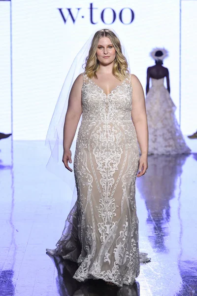 4月13日 在纽约时装周的Watters 2020春季婚礼时装系列中 一位模特走在跑道上 2019年4月13日在纽约举行婚礼 — 图库照片