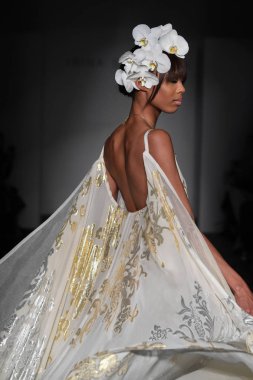 New York, Ny - 13 Nisan: New York Moda Haftası'nda Irina Shabayeva Gelin Baharı 2020 moda koleksiyonu sırasında podyumda yürüyen bir model: Gelinlik Nisan'da 13, 2019 Nyc.