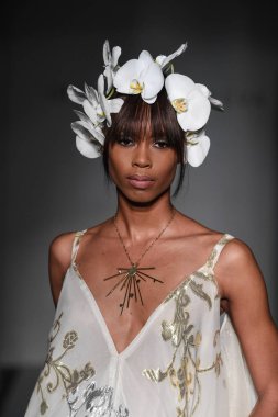 New York, Ny - 13 Nisan: New York Moda Haftası'nda Irina Shabayeva Gelin Baharı 2020 moda koleksiyonu sırasında podyumda yürüyen bir model: Gelinlik Nisan'da 13, 2019 Nyc.