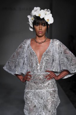 New York, Ny - 13 Nisan: New York Moda Haftası'nda Irina Shabayeva Gelin Baharı 2020 moda koleksiyonu sırasında podyumda yürüyen bir model: Gelinlik Nisan'da 13, 2019 Nyc.