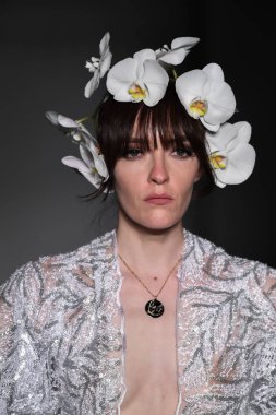 New York, Ny - 13 Nisan: New York Moda Haftası'nda Irina Shabayeva Gelin Baharı 2020 moda koleksiyonu sırasında podyumda yürüyen bir model: Gelinlik Nisan'da 13, 2019 Nyc.