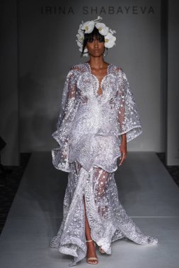New York, Ny - 13 Nisan: New York Moda Haftası'nda Irina Shabayeva Gelin Baharı 2020 moda koleksiyonu sırasında podyumda yürüyen bir model: Gelinlik Nisan'da 13, 2019 Nyc.