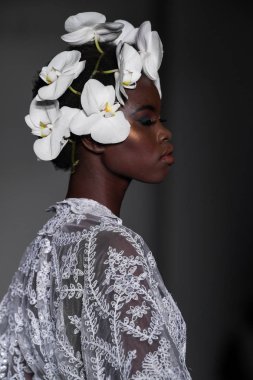 New York, Ny - 13 Nisan: New York Moda Haftası'nda Irina Shabayeva Gelin Baharı 2020 moda koleksiyonu sırasında podyumda yürüyen bir model: Gelinlik Nisan'da 13, 2019 Nyc.