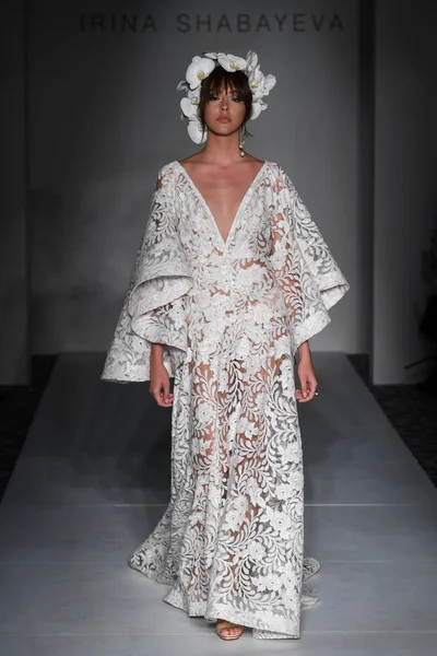 4月13日 一位模特在纽约时装周上穿着伊琳娜 沙巴耶娃2020年春季时装系列走秀 2019年4月13日在纽约举行婚礼 — 图库照片