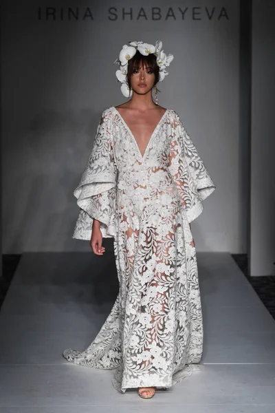 4月13日 一位模特在纽约时装周上穿着伊琳娜 沙巴耶娃2020年春季时装系列走秀 2019年4月13日在纽约举行婚礼 — 图库照片