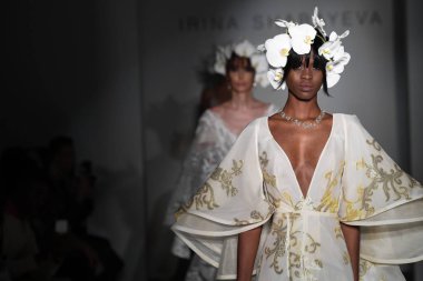New York, Ny - 13 Nisan: Modeller New York Moda Haftası'nda Irina Shabayeva Gelin Baharı 2020 moda koleksiyonu sırasında pist finali yürümek: Gelinlik Nisan'da 13, 2019 Nyc.