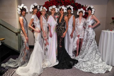 New York, Ny - 13 Nisan: Modeller New York Moda Haftası'nda Irina Shabayeva Gelin Bahar ı 2020 moda koleksiyonu sırasında poz: Gelinlik Nisan'da 13, 2019 Nyc.