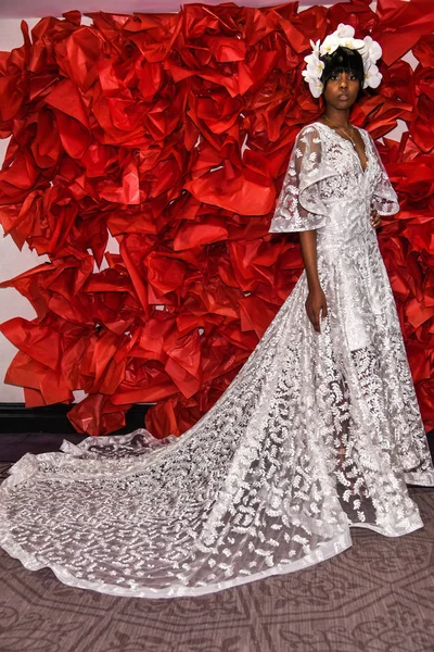 ニューヨーク ニューヨーク 4月13日 ニューヨークファッションウィークでイリーナシャバイエヴァブライダル春2020ファッションコレクション中にポーズをとるモデル 2019年4月13日 ニューヨークでブライダル — ストック写真