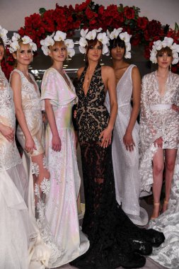 New York, Ny - 13 Nisan: Modeller New York Moda Haftası'nda Irina Shabayeva Gelin Bahar ı 2020 moda koleksiyonu sırasında poz: Gelinlik Nisan'da 13, 2019 Nyc.