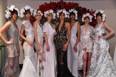 New York, Ny - 13 Nisan: Modeller New York Moda Haftası'nda Irina Shabayeva Gelin Bahar ı 2020 moda koleksiyonu sırasında poz: Gelinlik Nisan'da 13, 2019 Nyc.