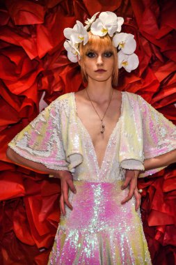 New York, Ny - 13 Nisan: New York Moda Haftası'nda Irina Shabayeva Gelin Baharı 2020 moda koleksiyonu sırasında pozlar bir model: Gelinlik Nisan'da 13, 2019 Nyc.