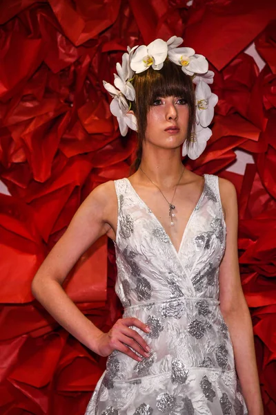 ニューヨーク ニューヨーク 4月13日 ニューヨークファッションウィークでイリーナシャバイエヴァブライダル春2020ファッションコレクション中にポーズをとるモデル 2019年4月13日 ニューヨークでブライダル — ストック写真