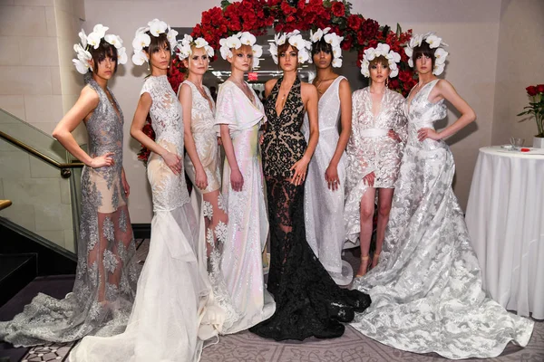 New York, Ny - 13 Nisan: Modeller New York Moda Haftası'nda Irina Shabayeva Gelin Bahar ı 2020 moda koleksiyonu sırasında poz: Gelinlik Nisan'da 13, 2019 Nyc.