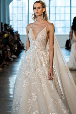 New York, Ny - 12 Nisan: New York Moda Haftası'nda Berta Gelin Baharı 2020 moda koleksiyonu sırasında podyumda yürüyen bir model: Gelinlik Nisan'da 12, 2019 Nyc.