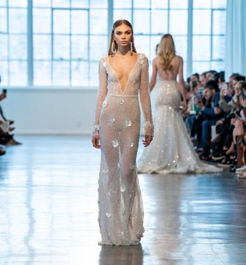 New York, Ny - 12 Nisan: New York Moda Haftası'nda Berta Gelin Baharı 2020 moda koleksiyonu sırasında podyumda yürüyen bir model: Gelinlik Nisan'da 12, 2019 Nyc.