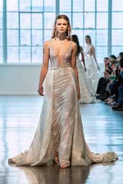 New York, Ny - 12 Nisan: New York Moda Haftası'nda Berta Gelin Baharı 2020 moda koleksiyonu sırasında podyumda yürüyen bir model: Gelinlik Nisan'da 12, 2019 Nyc.