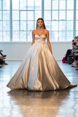New York, Ny - 12 Nisan: New York Moda Haftası'nda Berta Gelin Baharı 2020 moda koleksiyonu sırasında podyumda yürüyen bir model: Gelinlik Nisan'da 12, 2019 Nyc.