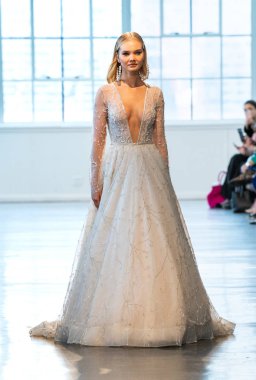 New York, Ny - 12 Nisan: New York Moda Haftası'nda Berta Gelin Baharı 2020 moda koleksiyonu sırasında podyumda yürüyen bir model: Gelinlik Nisan'da 12, 2019 Nyc.