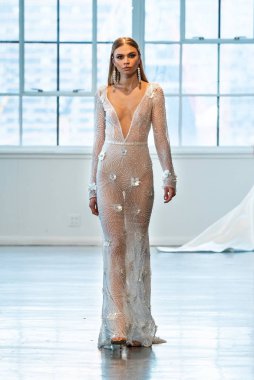 New York, Ny - 12 Nisan: New York Moda Haftası'nda Berta Gelin Baharı 2020 moda koleksiyonu sırasında podyumda yürüyen bir model: Gelinlik Nisan'da 12, 2019 Nyc.