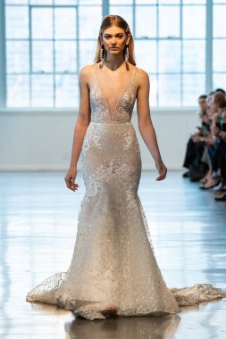 New York, Ny - 12 Nisan: New York Moda Haftası'nda Berta Gelin Baharı 2020 moda koleksiyonu sırasında podyumda yürüyen bir model: Gelinlik Nisan'da 12, 2019 Nyc.