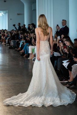 New York, Ny - 12 Nisan: New York Moda Haftası'nda Berta Gelin Baharı 2020 moda koleksiyonu sırasında podyumda yürüyen bir model: Gelinlik Nisan'da 12, 2019 Nyc.