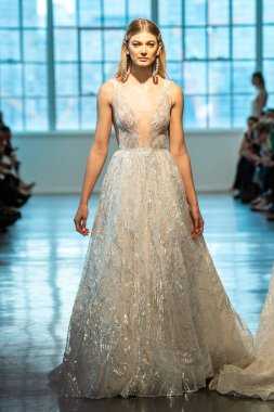 New York, Ny - 12 Nisan: New York Moda Haftası'nda Berta Gelin Baharı 2020 moda koleksiyonu sırasında podyumda yürüyen bir model: Gelinlik Nisan'da 12, 2019 Nyc.