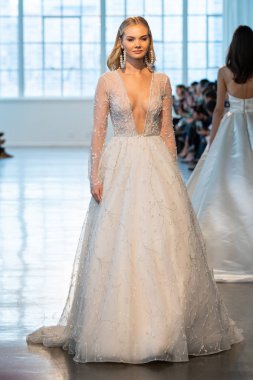 New York, Ny - 12 Nisan: New York Moda Haftası'nda Berta Gelin Baharı 2020 moda koleksiyonu sırasında podyumda yürüyen bir model: Gelinlik Nisan'da 12, 2019 Nyc.