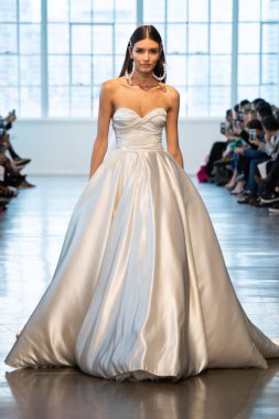 New York, Ny - 12 Nisan: New York Moda Haftası'nda Berta Gelin Baharı 2020 moda koleksiyonu sırasında podyumda yürüyen bir model: Gelinlik Nisan'da 12, 2019 Nyc.
