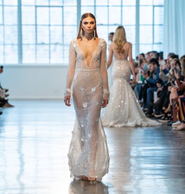 New York, Ny - 12 Nisan: New York Moda Haftası'nda Berta Gelin Baharı 2020 moda koleksiyonu sırasında podyumda yürüyen bir model: Gelinlik Nisan'da 12, 2019 Nyc.