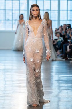 New York, Ny - 12 Nisan: New York Moda Haftası'nda Berta Gelin Baharı 2020 moda koleksiyonu sırasında podyumda yürüyen bir model: Gelinlik Nisan'da 12, 2019 Nyc.