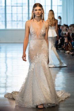 New York, Ny - 12 Nisan: New York Moda Haftası'nda Berta Gelin Baharı 2020 moda koleksiyonu sırasında podyumda yürüyen bir model: Gelinlik Nisan'da 12, 2019 Nyc.