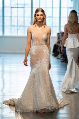 New York, Ny - 12 Nisan: New York Moda Haftası'nda Berta Gelin Baharı 2020 moda koleksiyonu sırasında podyumda yürüyen bir model: Gelinlik Nisan'da 12, 2019 Nyc.