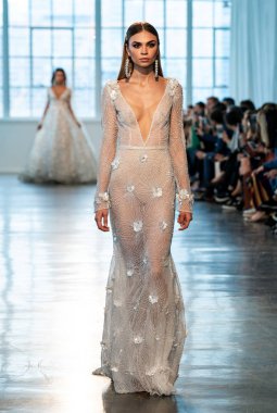 New York, Ny - 12 Nisan: New York Moda Haftası'nda Berta Gelin Baharı 2020 moda koleksiyonu sırasında podyumda yürüyen bir model: Gelinlik Nisan'da 12, 2019 Nyc.