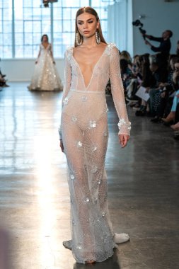 New York, Ny - 12 Nisan: New York Moda Haftası'nda Berta Gelin Baharı 2020 moda koleksiyonu sırasında podyumda yürüyen bir model: Gelinlik Nisan'da 12, 2019 Nyc.