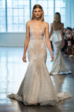 New York, Ny - 12 Nisan: New York Moda Haftası'nda Berta Gelin Baharı 2020 moda koleksiyonu sırasında podyumda yürüyen bir model: Gelinlik Nisan'da 12, 2019 Nyc.