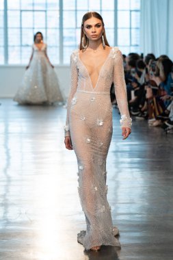 New York, Ny - 12 Nisan: New York Moda Haftası'nda Berta Gelin Baharı 2020 moda koleksiyonu sırasında podyumda yürüyen bir model: Gelinlik Nisan'da 12, 2019 Nyc.