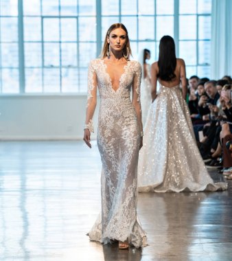 New York, Ny - 12 Nisan: New York Moda Haftası'nda Berta Gelin Baharı 2020 moda koleksiyonu sırasında podyumda yürüyen bir model: Gelinlik Nisan'da 12, 2019 Nyc.
