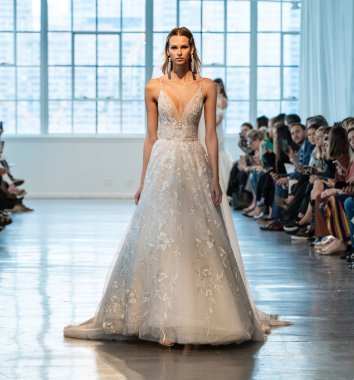 New York, Ny - 12 Nisan: New York Moda Haftası'nda Berta Gelin Baharı 2020 moda koleksiyonu sırasında podyumda yürüyen bir model: Gelinlik Nisan'da 12, 2019 Nyc.