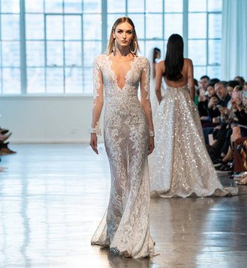 New York, Ny - 12 Nisan: New York Moda Haftası'nda Berta Gelin Baharı 2020 moda koleksiyonu sırasında podyumda yürüyen bir model: Gelinlik Nisan'da 12, 2019 Nyc.